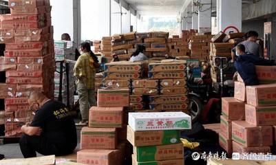 德州高溫下的“冷職業(yè)” 溫差56℃！冷庫搬運工穿棉衣運貨搬運服務(wù)